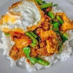 Stir-fried curry paste with rice