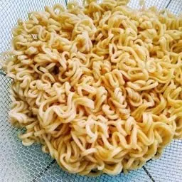 Instant noodles (boiled)