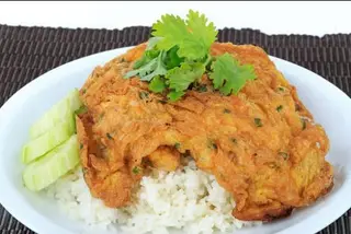Rice with minced pork omelet