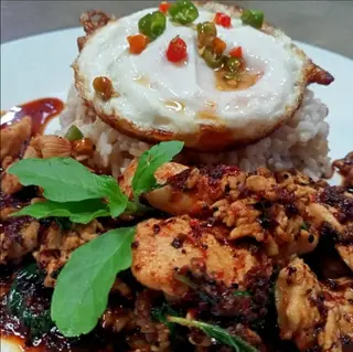 Stir-fried chicken with basil and dried chilies