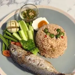 ข้าวผัดน้ำพริกลงเรือทานกับปลาทูและไข่ต้ม