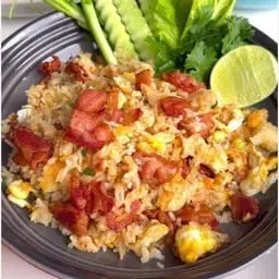 ข้าวผัดเบคอน