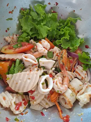 Glass noodle salad with snow mushroom and seaweed