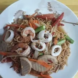 Spicy instant noodle salad with seafood and mushrooms
