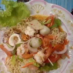 Creamy instant noodle salad with mushrooms and seafood.
