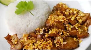 หมูชิ้นทอดกระเทียมราดข้าว