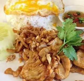 ไก่นุ่มทอดกระเทียมราดข้าว