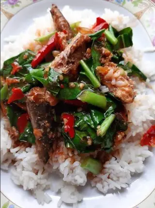 Fried rice with kale and canned fish