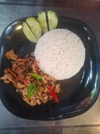 Rice topped with stir-fried pork in red curry paste.