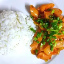 ข้าวไส้กรอกผัดซอสมะเขือเทศ