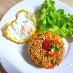 ข้าวผัดไส้กรอกใส่ซอสมะเขือเทศ