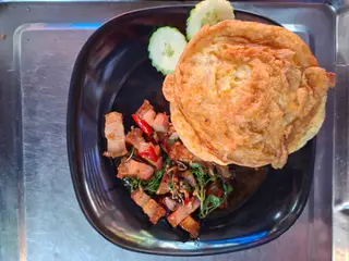 Rice with stir-fried crispy pork with basil and omelet