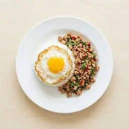 ข้าวกะเพราหมูสับไข่ดาว