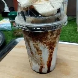 Iced bread with grass jelly and fresh milk, 16 oz glass.