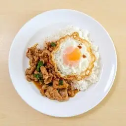 ข้าวกะเพราหมูนุ่มไข่ดาว