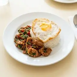 ข้าวกะเพราเนื้อไข่ดาว
