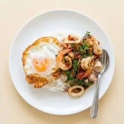 ข้าวกะเพราทะเลไข่ดาว