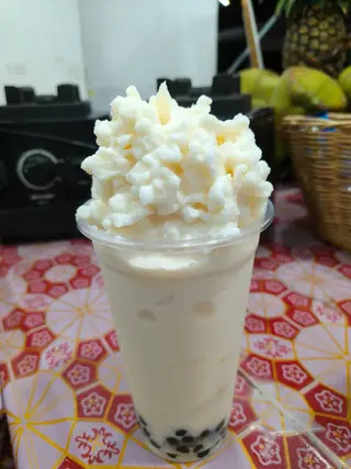 White malt milkshake with tapioca pearls