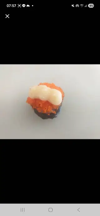 ซูชิไข่กุ้งราดสลัด