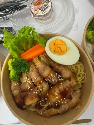 บะหมี่หมูสามชั้นสไลด์พันเห็ดแข็มทอง