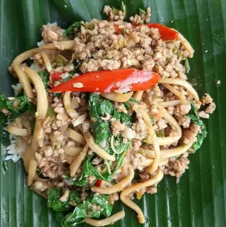 ข้าวผัดกระเพราหน่อไม้+ไข่ดาว