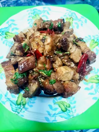 กระเพราหมูกรอบเป็นกับข้าวชุดละ.150