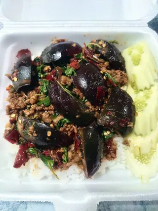 กระเพราไข่เยี่ยวม้า