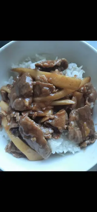ข้าวหมูซีอิ้วผัดหน่อไม้ไข่ดาว