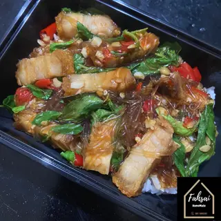 ข้าวกะเพราวุ้นเส้นหมูกรอบ