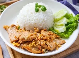 ข้าวหมูชิ้นกระเทียม