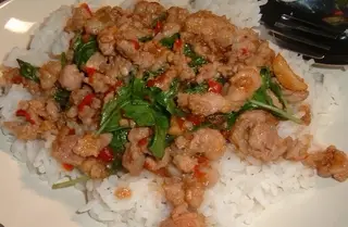 ข้าวกระเพราหมูชิ้น