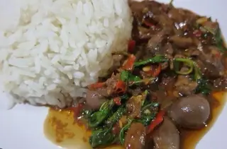 ข้าวกระเพราเครื่องใน