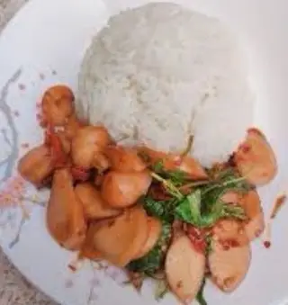 ข้าวผัดกระเพราใส้กรอก