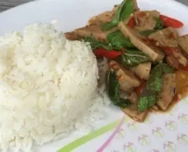 ข้าวกระเพราหมูยอ