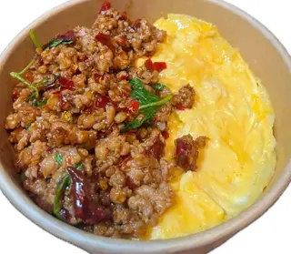 ข้าวไข่ข้นหน้ากะเพราหมูสับพริกแห้ง