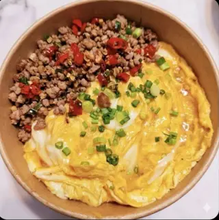 ข้าวไข่ข้นหน้าหมูสับคั่วพริกเกลือ