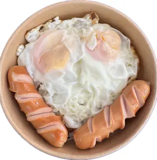ข้าวไข่ดาวแฝดไส้กรอก