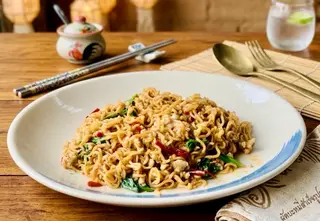 Stir-fried minced pork with basil and instant noodles (no rice)