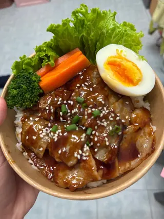 ข้าวหน้าหมูสามชั้นสไลด์เทอริยากิ