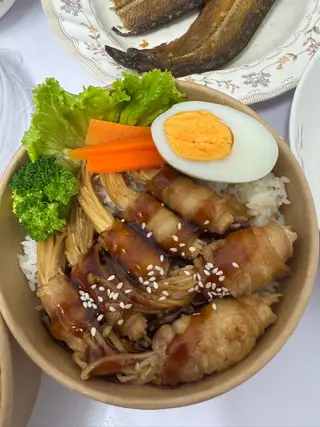 ข้าวหน้าหมูสามชั้นสไลด์พันเห็ดแข็มทอง