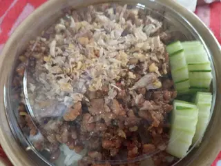 ข้าวหมูสับกระเทียม