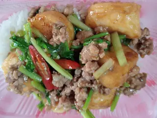 ข้าวเต้าหู้สับผักใบขึ้นฉ่าย