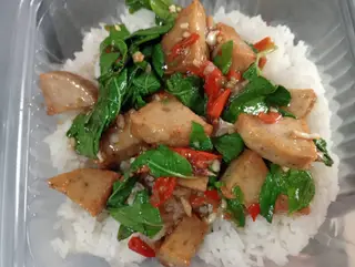 ข้าวกระเพราหมูยอ