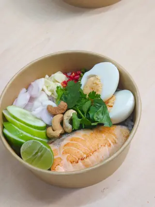ข้าวขยำแซลมอน
