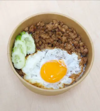 ข้าวราดหมูสับผัดซีอิ้ว + ไข่ดาว