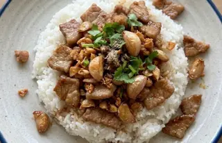 หมูชิ้นทอดกระเทียม