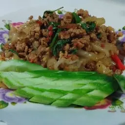 กะเพราหมูสับเส้นใหญ่