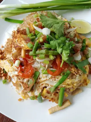 ผัดไทยกุ้งสดห่อไข่