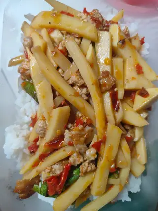 ผัดหน่อไม้หมูสับราดข้าว