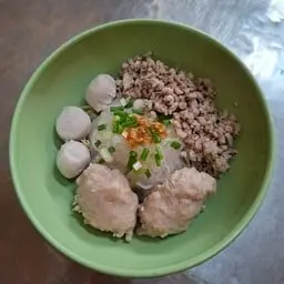 ก๋วยเตี๋ยวลูกชิ้นหมูน้ำใส